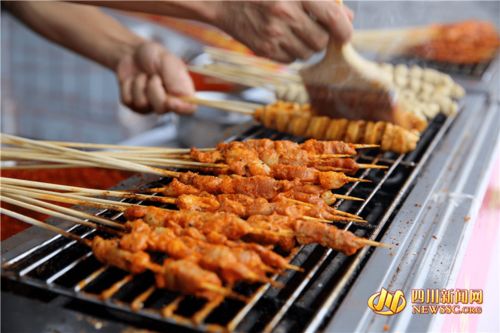 乐山美食又火了 钵钵鸡、麻辣烫、蛋烘糕一站式打卡，农副土特产品添彩